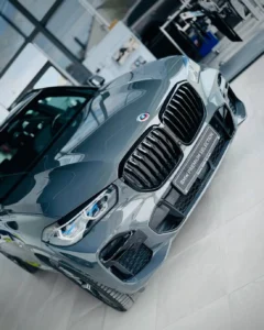 BMW X5 xDrive40d z programu BMW Premium Selection, przód auta i grill w salonie BMW M-Cars Tarnów