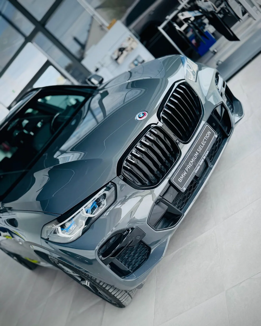 BMW X5 xDrive40d z programu BMW Premium Selection, przód auta i grill w salonie BMW M-Cars Tarnów
