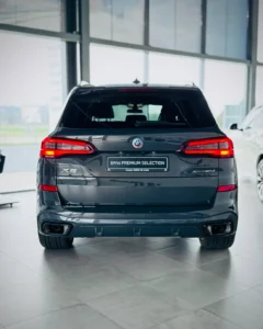 BMW X5 xDrive40d od tyłu w salonie BMW M-Cars Tarnów, samochód Premium Selection