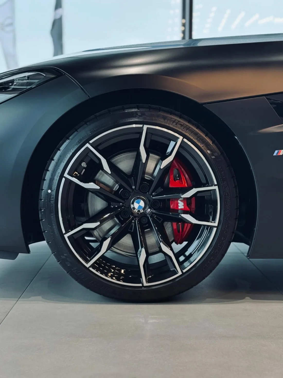 Sportowa felga BMW Z4 M40i z czerwonym zaciskiem hamulcowym M i detalem bocznym nadwozia