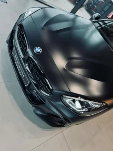BMW Z4 M40i z góry, reflektor, grill i sportowe przetłoczenia maski