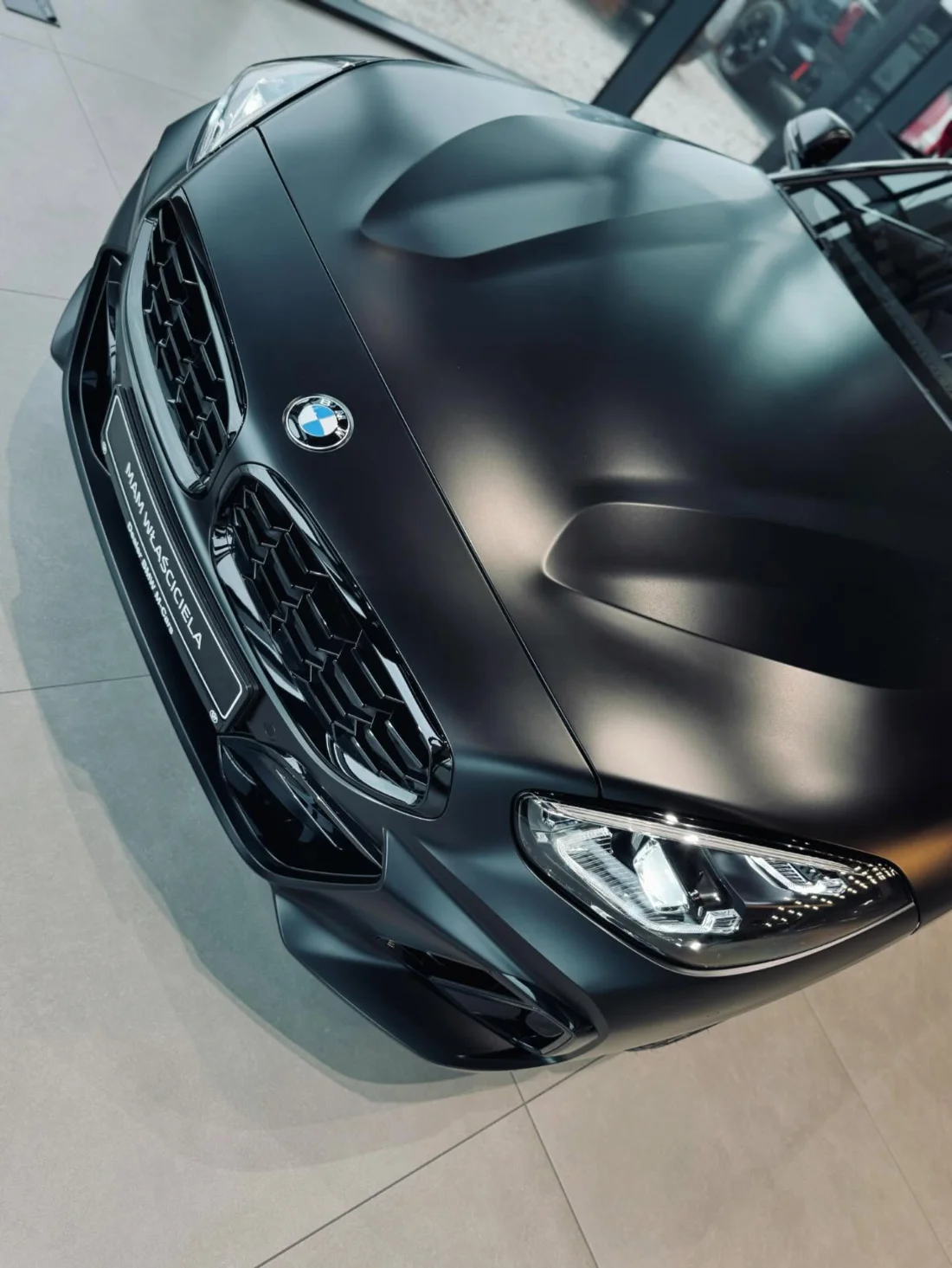 BMW Z4 M40i z góry, reflektor, grill i sportowe przetłoczenia maski