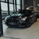 BMW Z4 M40i od przodu w salonie BMW M-Cars, matowy lakier, sportowy grill i otwarty dach