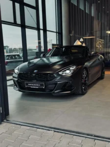 BMW Z4 M40i od przodu w salonie BMW M-Cars, matowy lakier, sportowy grill i otwarty dach