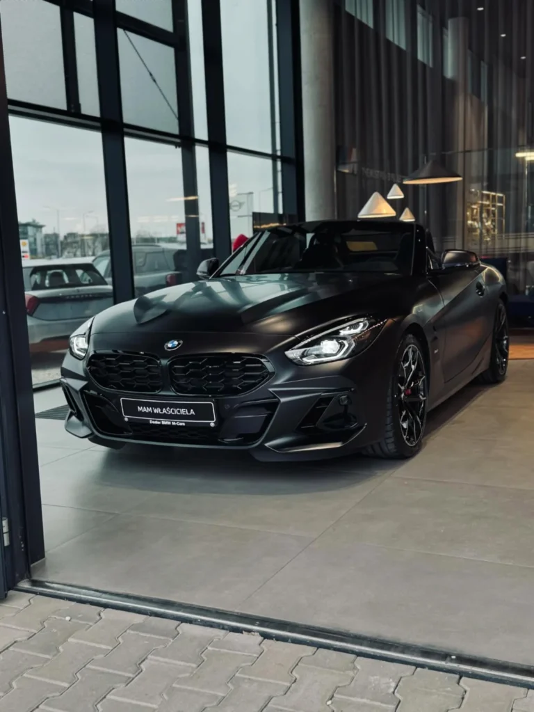 BMW Z4 M40i od przodu w salonie BMW M-Cars, matowy lakier, sportowy grill i otwarty dach