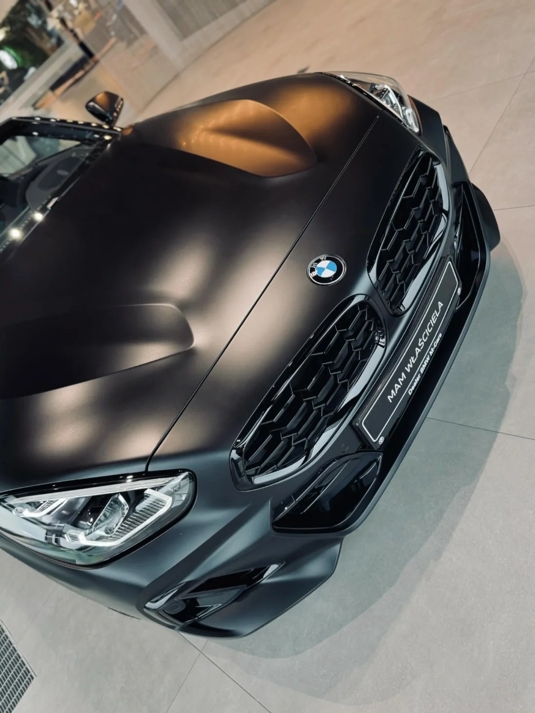 BMW Z4 M40i z góry, matowy lakier, długa maska i czarny grill roadstera