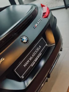 BMW Z4 M40i, tylna klapa z oznaczeniem M40i i tablicą MAM WŁAŚCICIELA