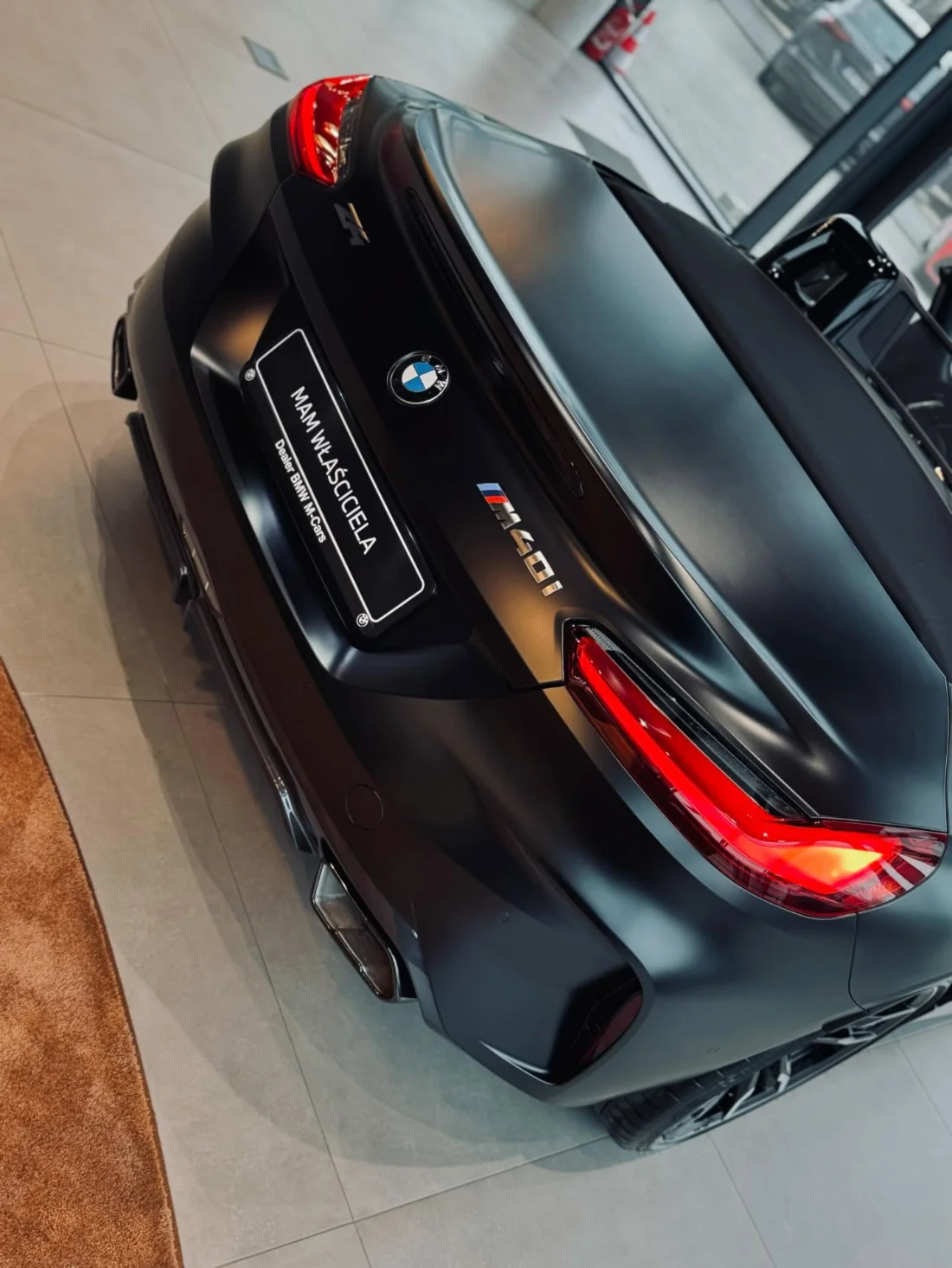 BMW Z4 M40i od tyłu, matowy lakier, lampy LED i oznaczenie M40i