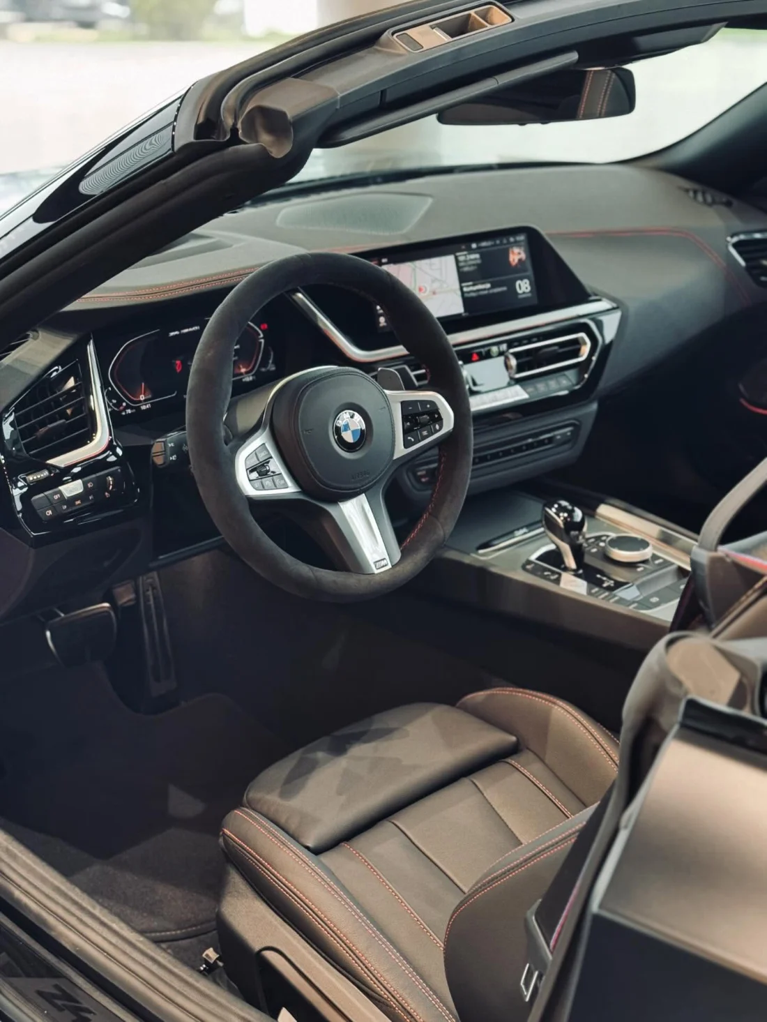 Wnętrze BMW Z4 M40i, sportowa kierownica M, cyfrowy kokpit i otwarty dach roadstera
